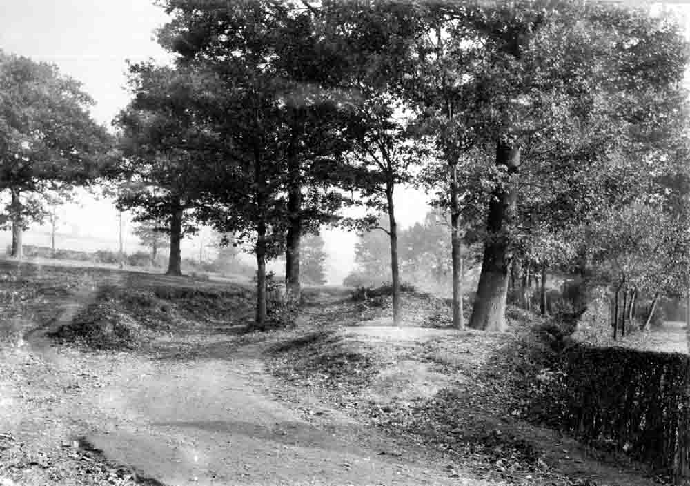 Der ehemalige Hohlweg in Dahlbruch - Heute steht dort in der Hochstraße das Pastorenhaus der ev.-ref. Kirche. Leider lassen sich hier die tatsächlichen Dimensionen der Einfurchung in die Landschaft nicht mehr erahnent