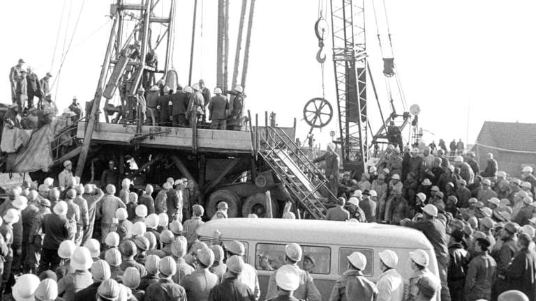 Dramatische Rettungsaktion in Lengede. Nach 14 Tagen wurden noch elf Bergleute gerettet. (Bild von dpa)