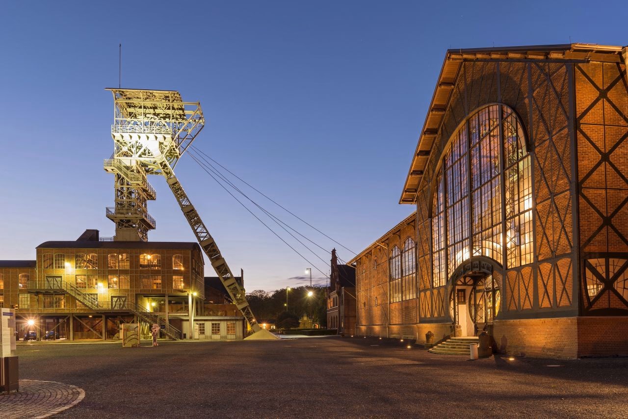 Zeche Zollverein Essen. Er wird auch Eiffelturm des Ruhrgebietes genannt und gehört heute zum UNESCO - Weltkulturerbe. (Bild aus prosieben.de)