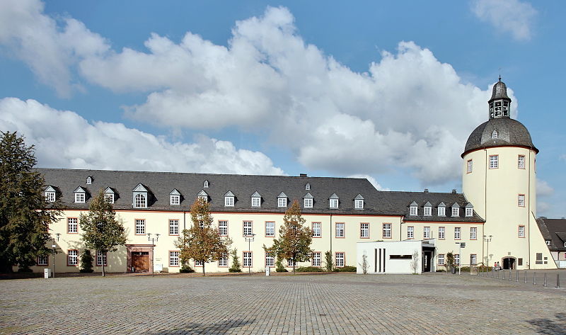 Das untere Schloss wo im Kürländer Flügel die erste Bergschule eingerichtet wurde