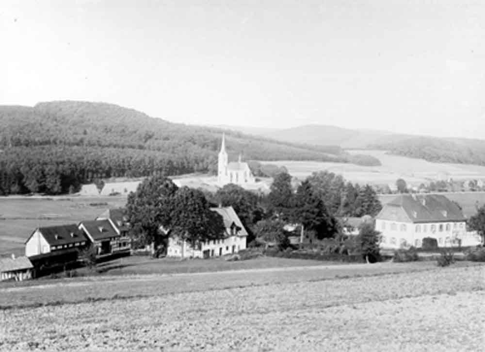 Blick auf Hillnhütten mit der katholischen Kirche im Hintergrund