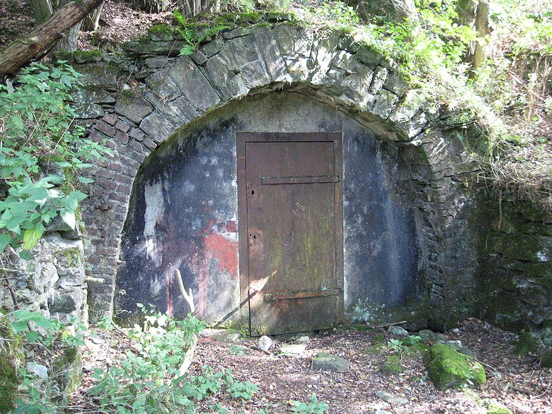 Stolleneingang der Grube Ameise im Leimbachtal bei Siegen (stillgelegt November 1956): (Bild Theresien-Stollen)