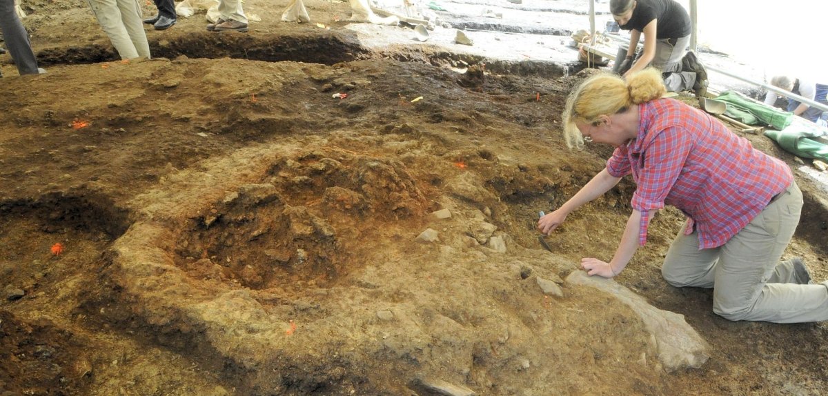 Einer der freigelegten eisenzeitlichen Öfen auf der Ausgrabung. Vorne befindet sich das Fundament des Schürkanals an den sich der runde Ofengrundriss anschließt. (Foto: Dominic Bachmann)