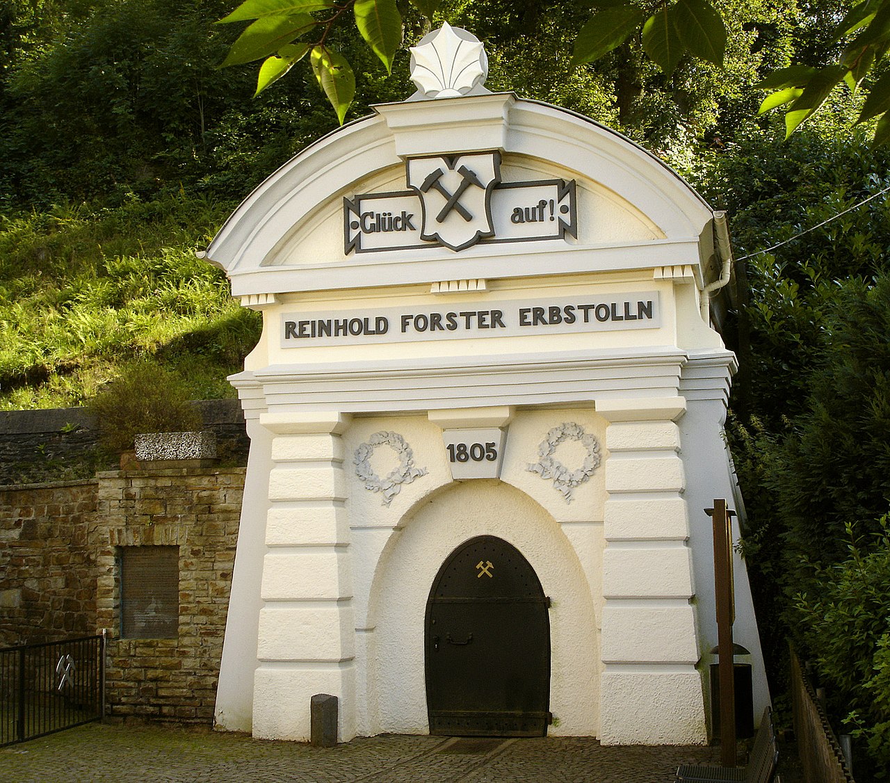 Eingangsportal des Reinhold Forster Erbstollen, Siegen-Eiserfeld, heute genutzt als Schaubergwerk.(Bild Wiki. Reinhold Forster Erbstollen)