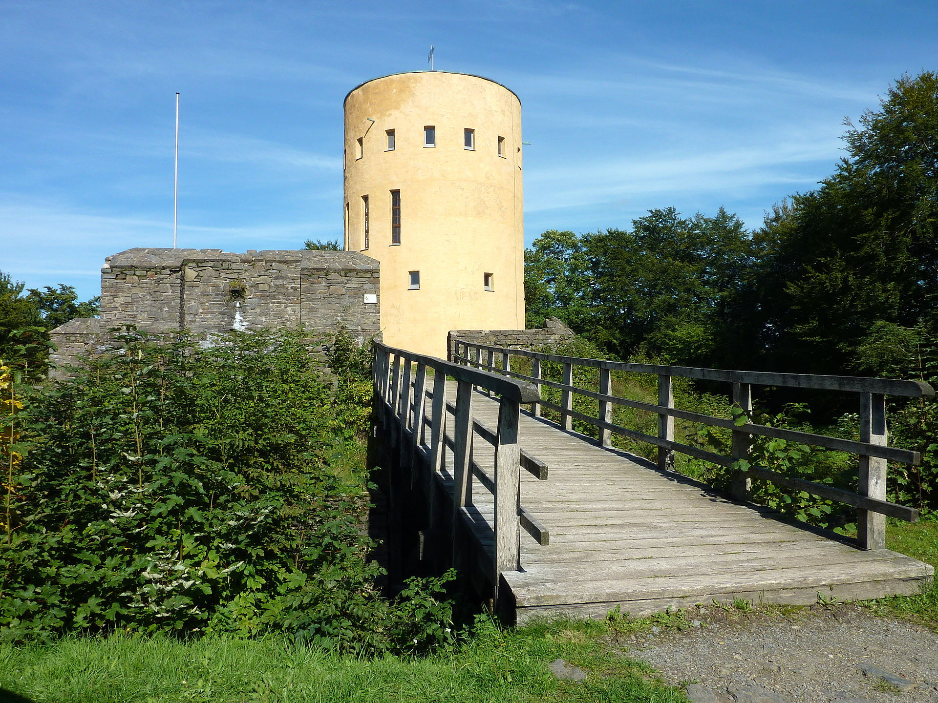 Ginsburg-Ruine mit Bergfried-ähnlichem Hauptturm aus dem 20. Jahrhundert, gesehen von Südwesten (Bild Frank Behnsen)