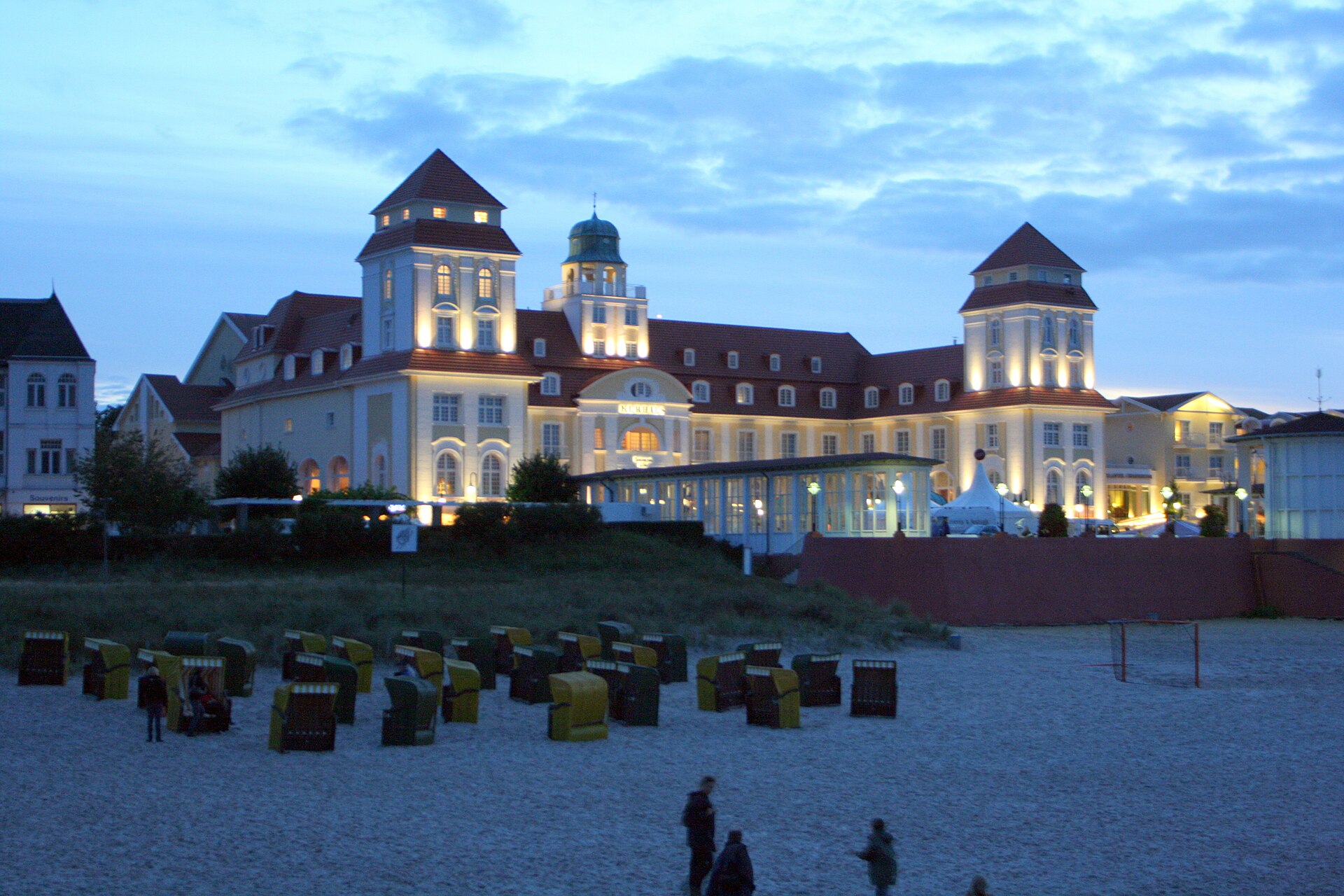 Kurhaus Binz auf der Insel Rügen bei Nacht (Bild von Tim Taler)