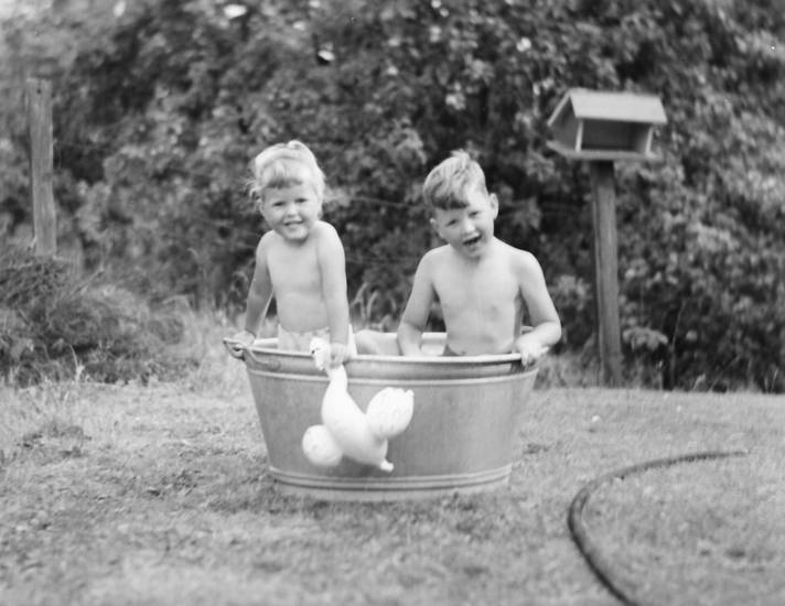 Zwei Kinder in der Wanne (Foto WDR Digit)