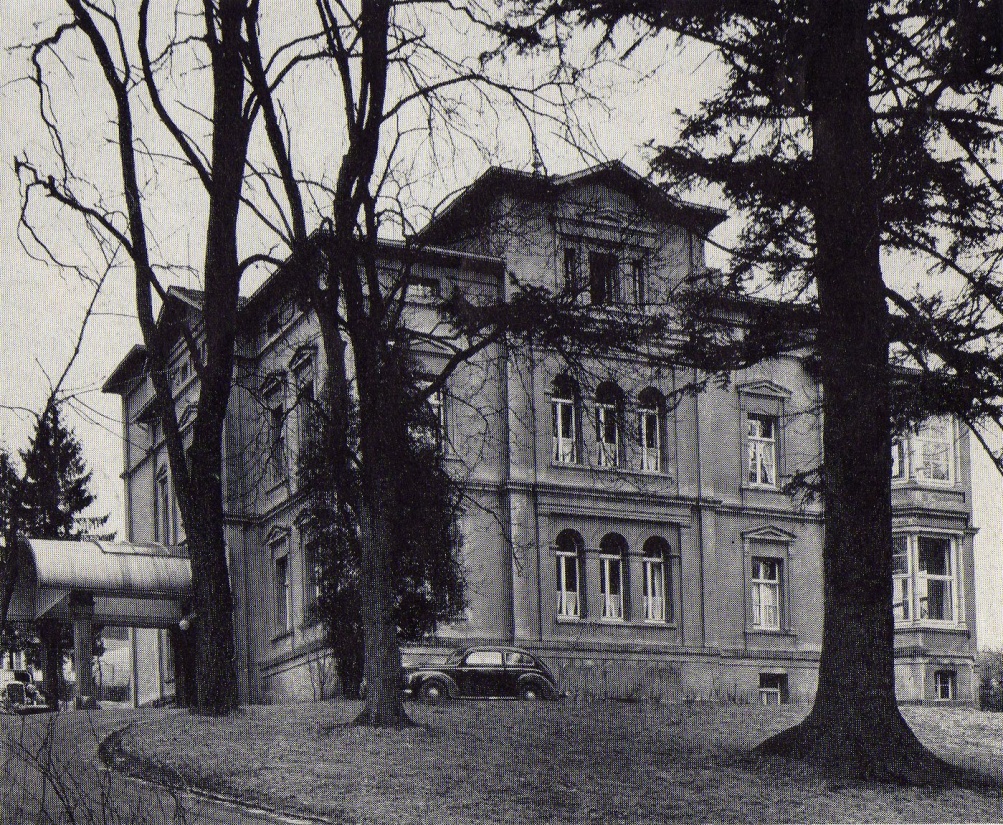 Das Dahlbrucher Krankenhaus von mächtigen Parkbäumen umgeben im Jahe 1950