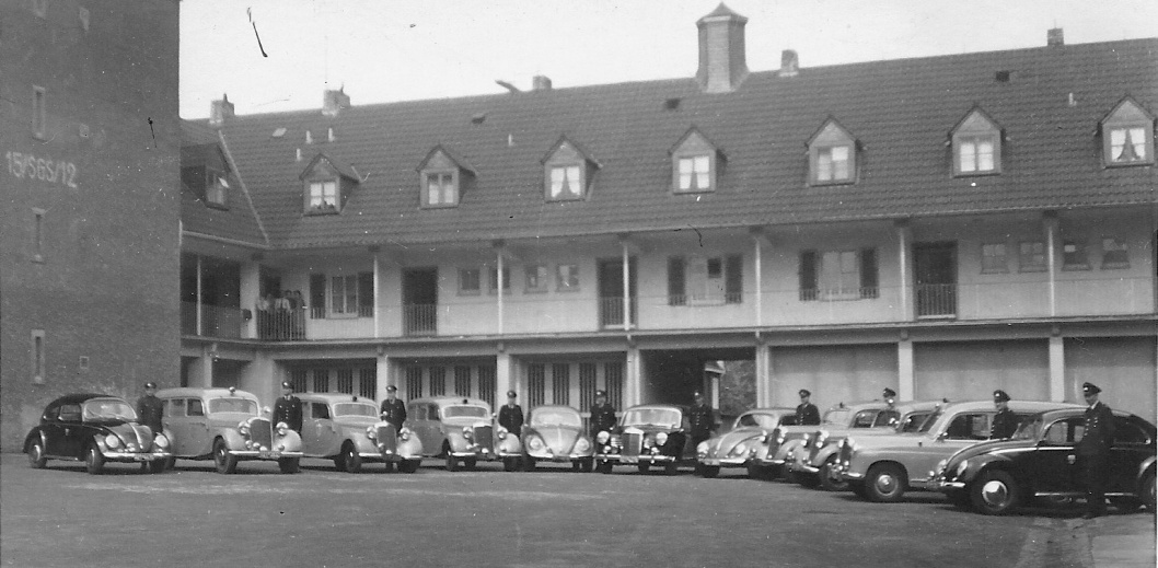 Die Feuerwache in der Fludersbach in Siegen mit ihren Rettungsfahrzeugen für Kranke und Verletzte um 1955