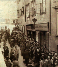 Vor den Bäckereien gab es lange Schlangen