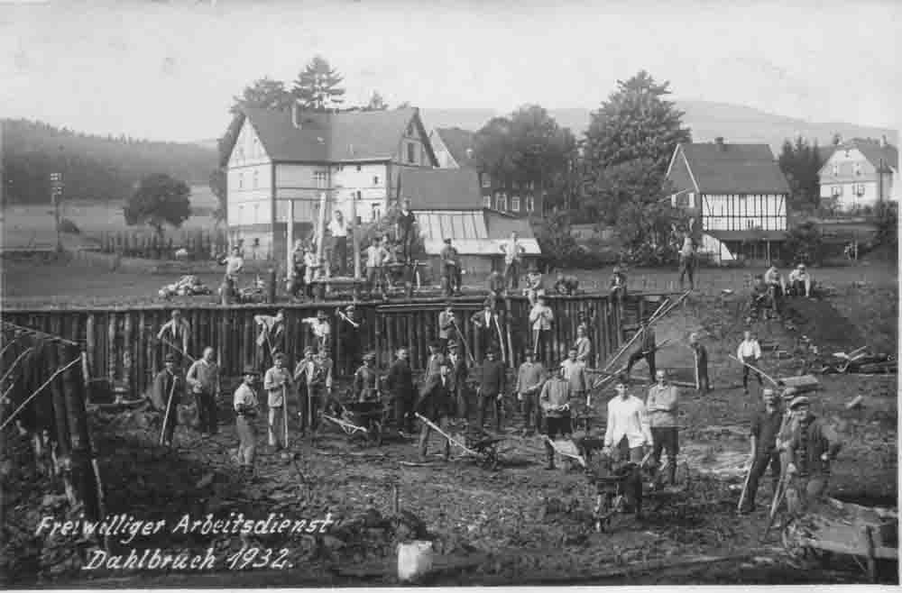 Der Siegfried, das Dahlbrucher Ehrenmal. Es wurde leider 1953 abgerissen und auf die Mülldeponie gefahren. Das Fundament zwischen der evangelischen  Kirche und dem Kindergarten ist noch vorhanden