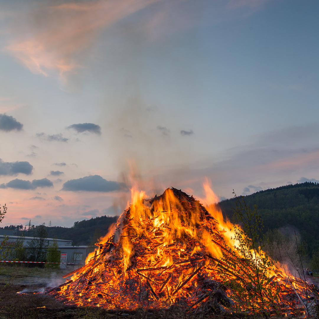 Osterfeuer in Neunkirchen im Siegerland (Foto Andreas Wenzelmann)