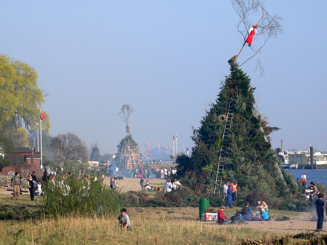 Aufbau vom Osterfeuer In Hamburg-Blankenese (Von Sansibla - Eigenes Werk)