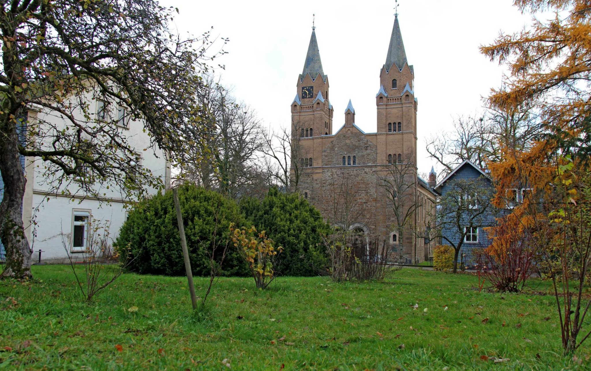 Kirchwiese mit der ev. Kirche in Hilchenbach (Foto Siegener Zeitung)