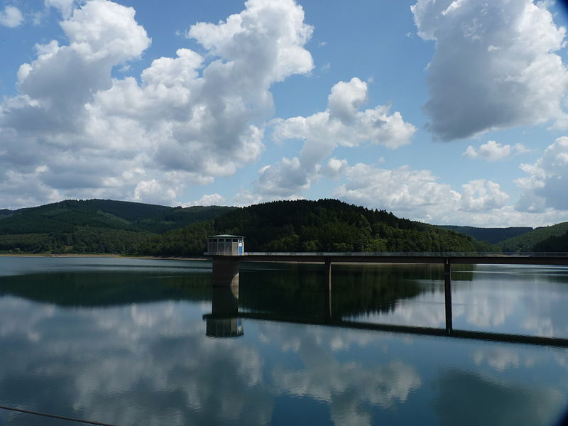 Die Obernautalsperre, im Vordergrund ist der Entnahmeturm