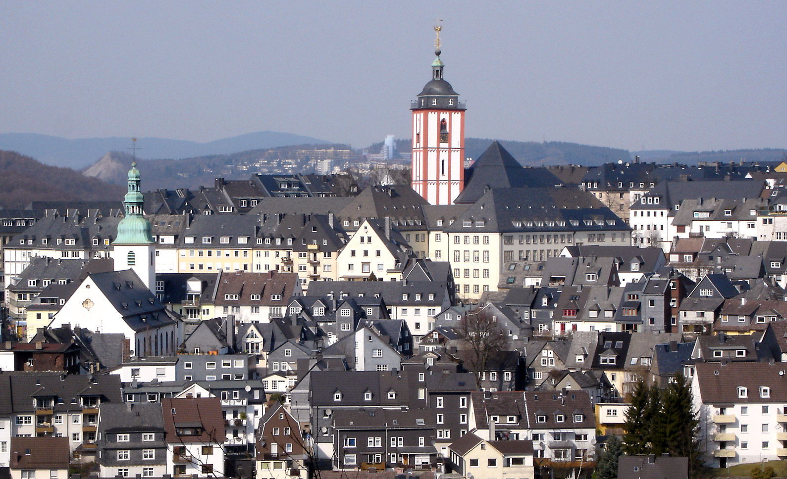 Blick auf die Oberstadt  von Siegen, Links ist die Marienkirche zu sehen, in der Mitte die Nikolaikirche mit dem Krönchen. (Foto Bob Ionescu März 2005)