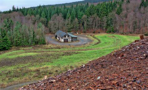 Übersicht des &quot;Zechenplatzes&quot;, vom Hang der ehemaligen Aufbereitung bei der Grube Viktoria  (Aus Lexikon Mineralatlas)