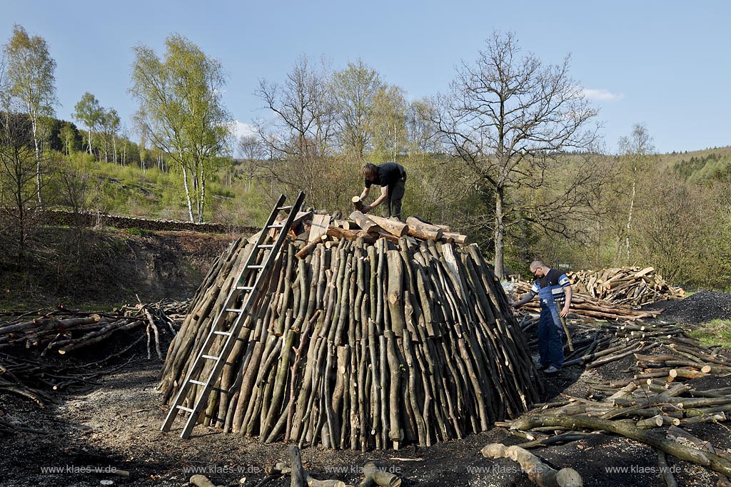 Holzkohlenmeiler im Aufbau (Bild von Holger Klaes)