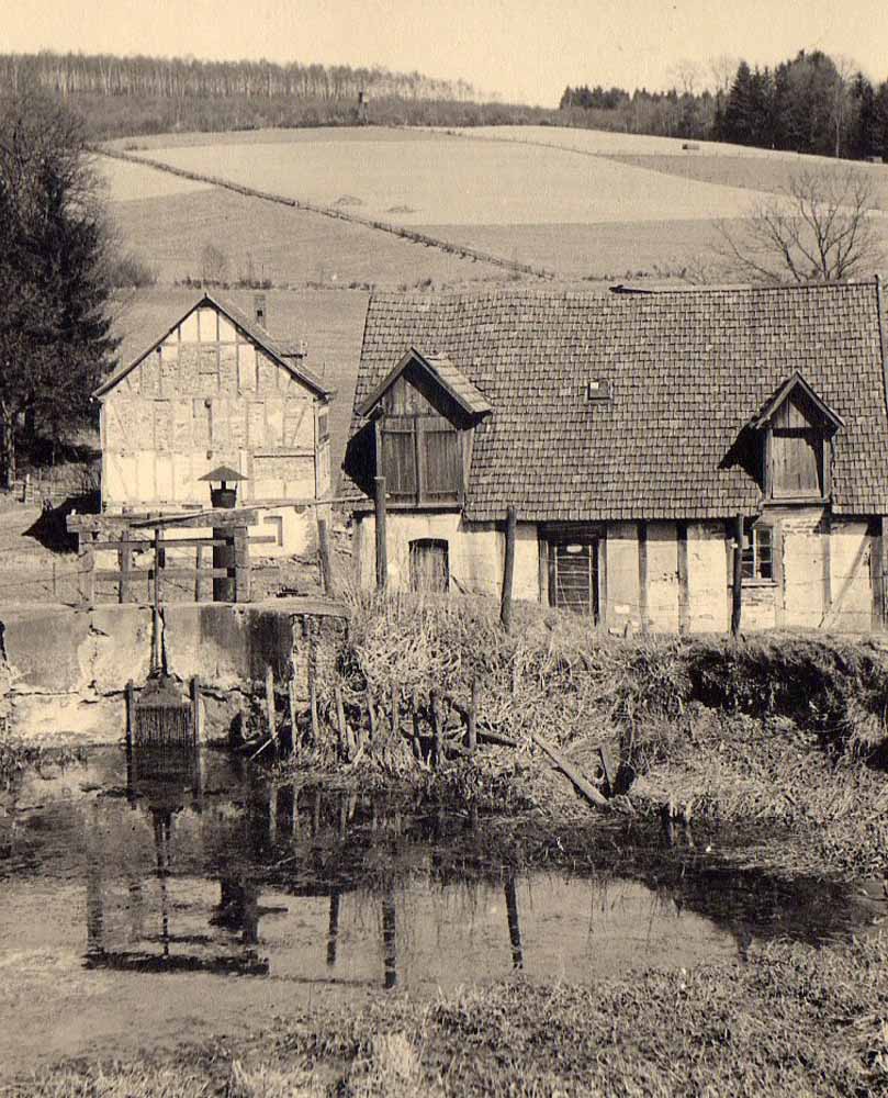 Vorne im Bild  die 1865 erstellte ehemalige Lohmühle in der Winterbach von der Rückseite gesehen. Sie wurde bis 1932 kommerziell betrieben und 1960 abgerissen. Links im Hintergrund die Reste der Gerberei