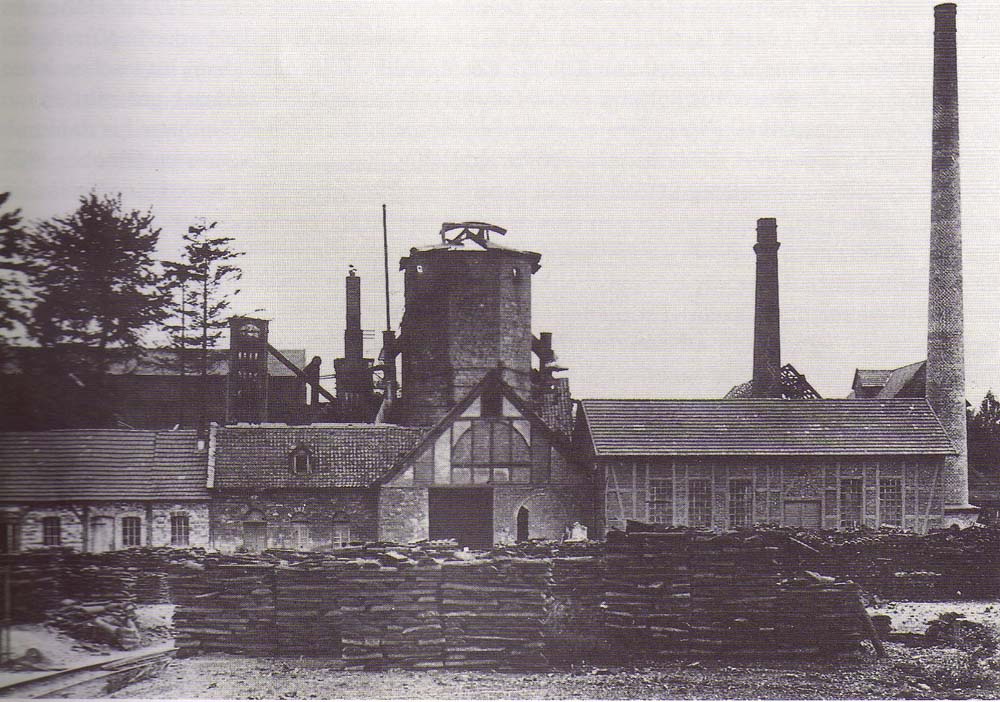 Die Winterbacher Hütte mit dem Hochofen in der Mitte des Bildes. Sie wurde 1908 stillgelegt und war die letzte Hütte im Müsener Bezirk. Sie stand am Zusammenfluss  von Rothenbach und Winterbach